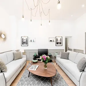 Livinparis - Luxury 3&4 Bedrooms Montmartre I , Paris France